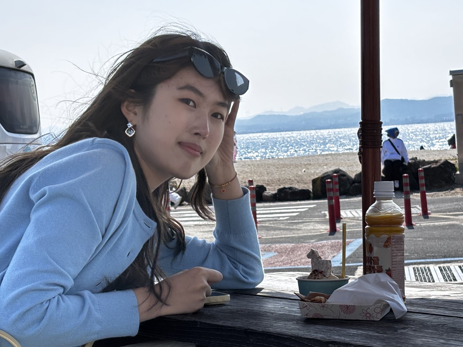海边小桌旁托腮微笑