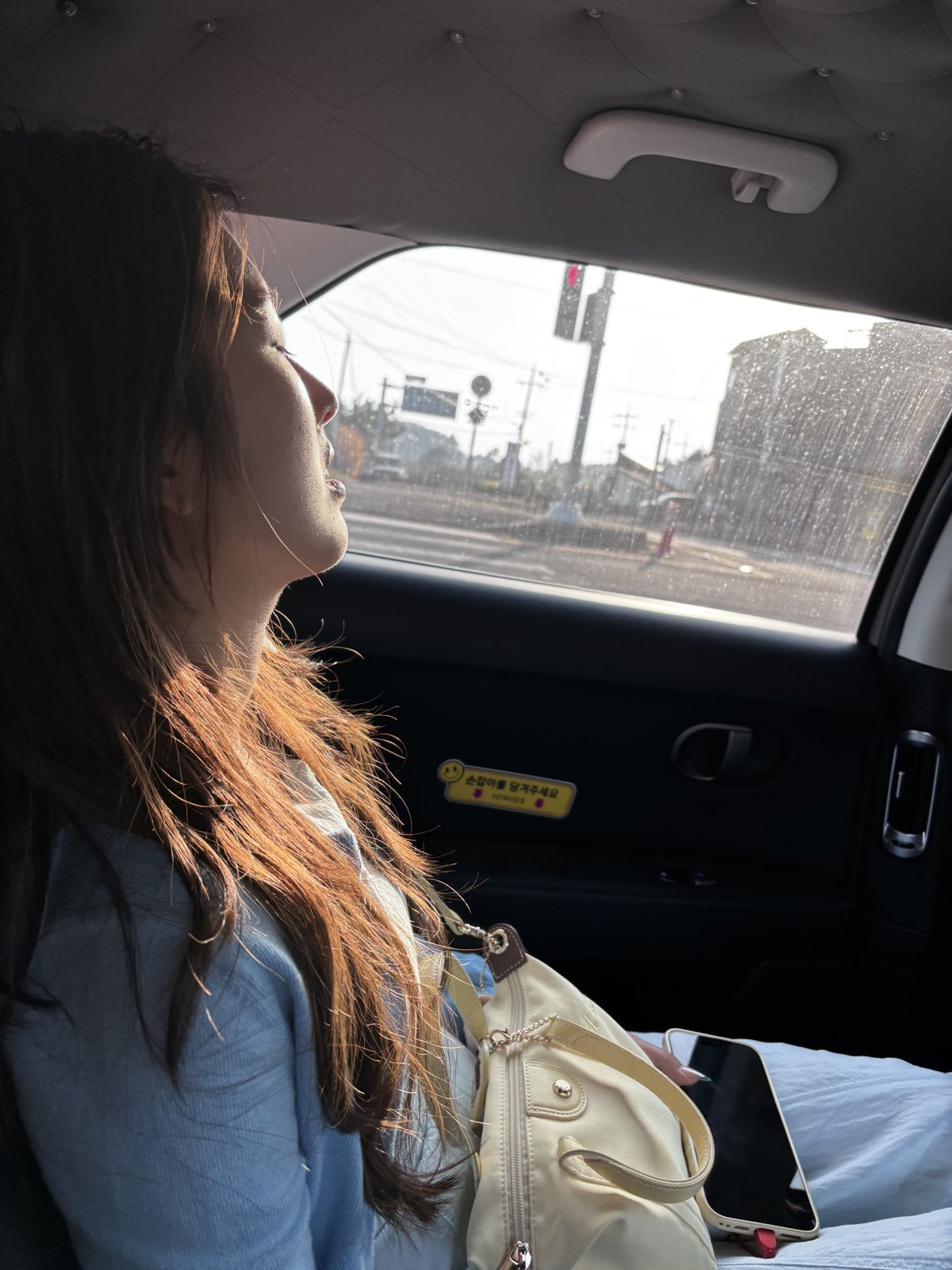 在空荡的海边马路上张开双臂